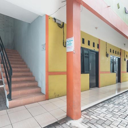 Oyo Living 1756 Amira Guest House Bekasi Exterior photo