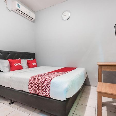 Oyo Living 1756 Amira Guest House Bekasi Exterior photo