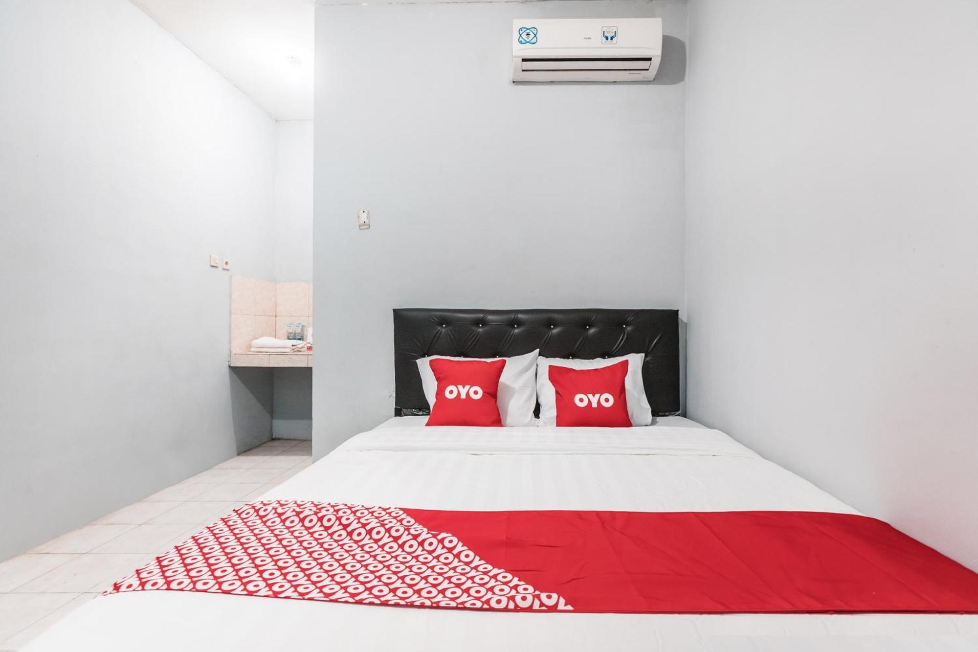 Oyo Living 1756 Amira Guest House Bekasi Exterior photo