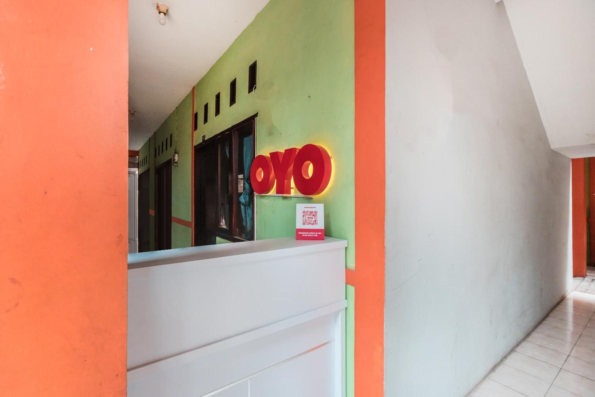 Oyo Living 1756 Amira Guest House Bekasi Exterior photo