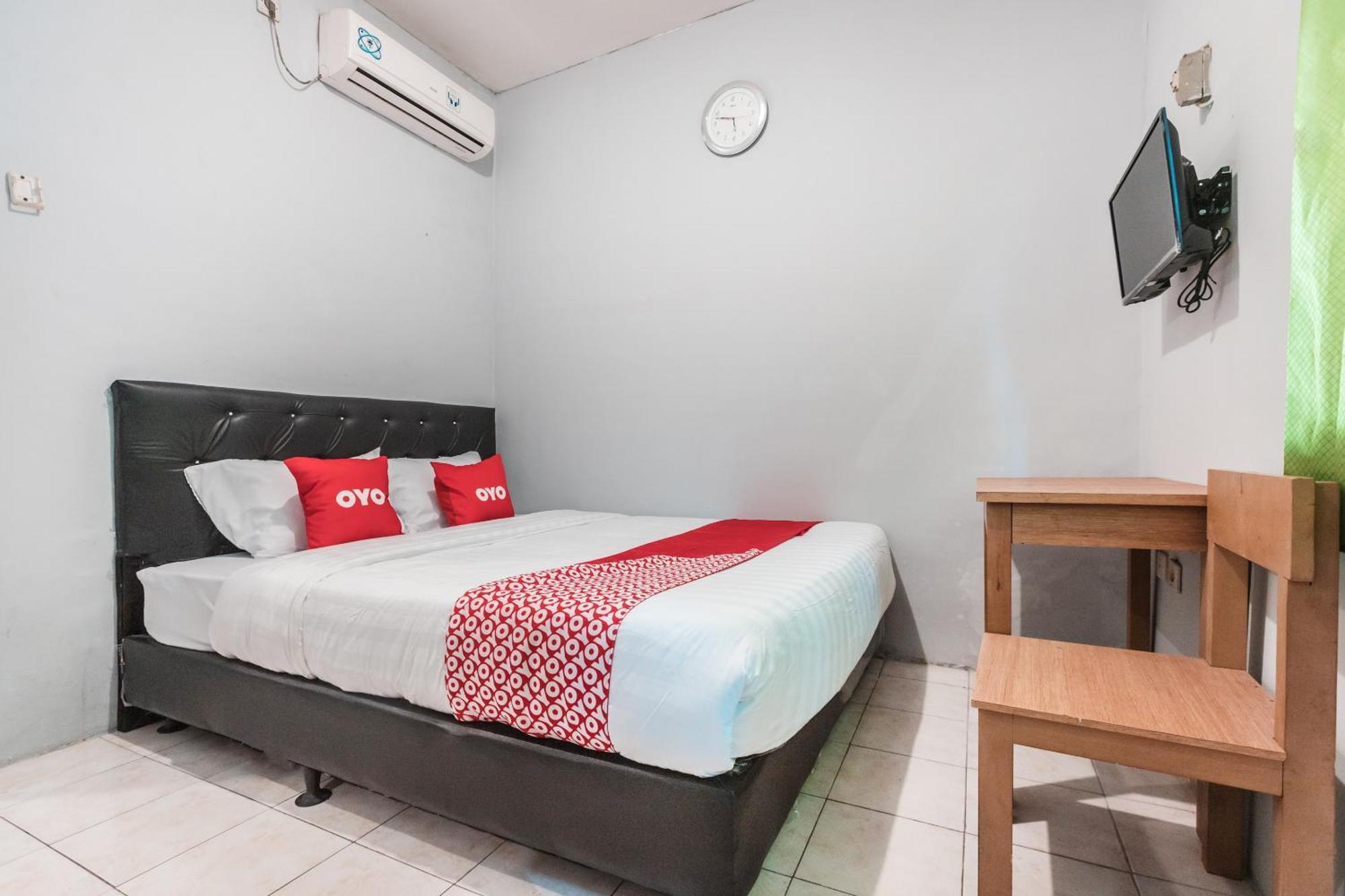 Oyo Living 1756 Amira Guest House Bekasi Exterior photo