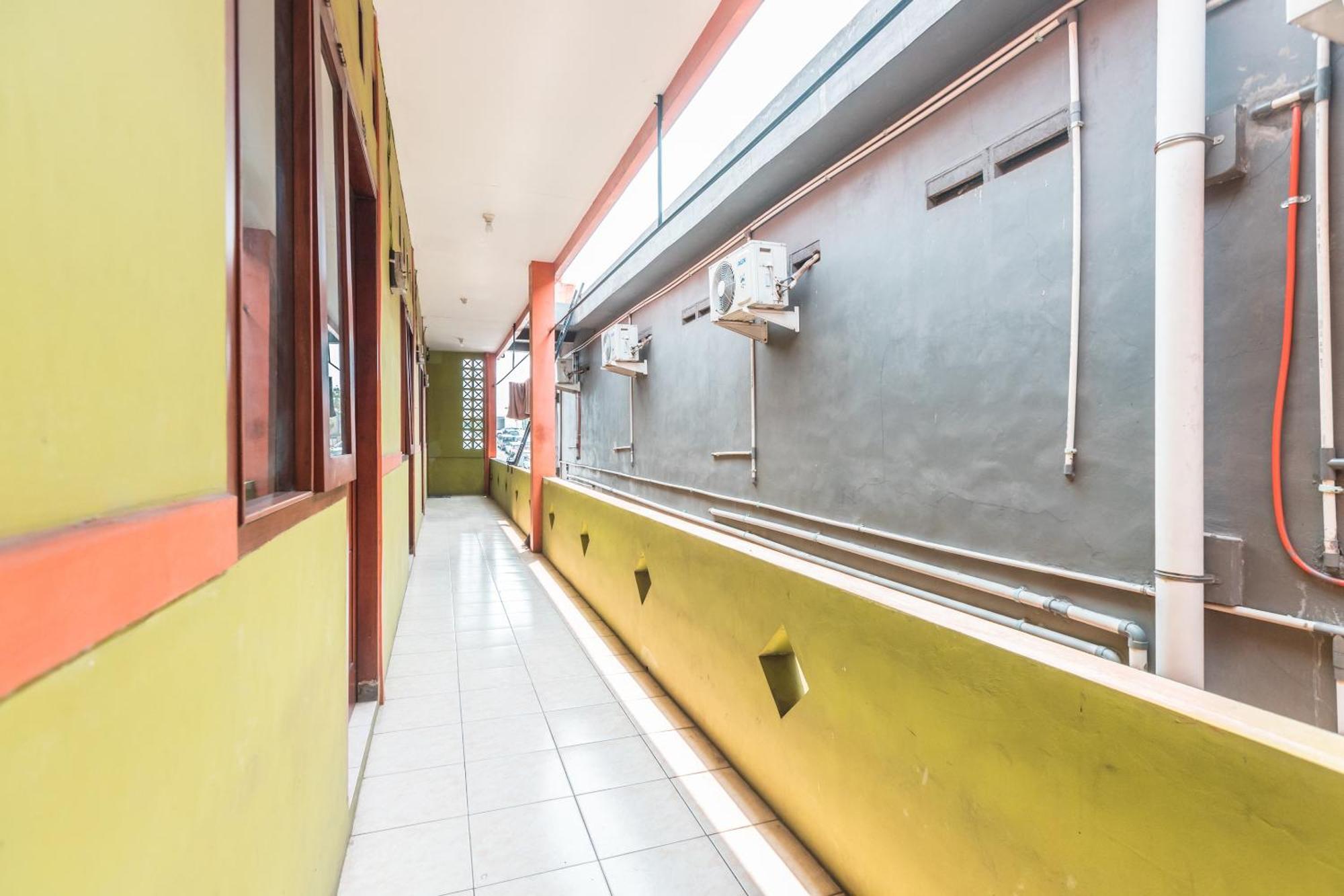 Oyo Living 1756 Amira Guest House Bekasi Exterior photo