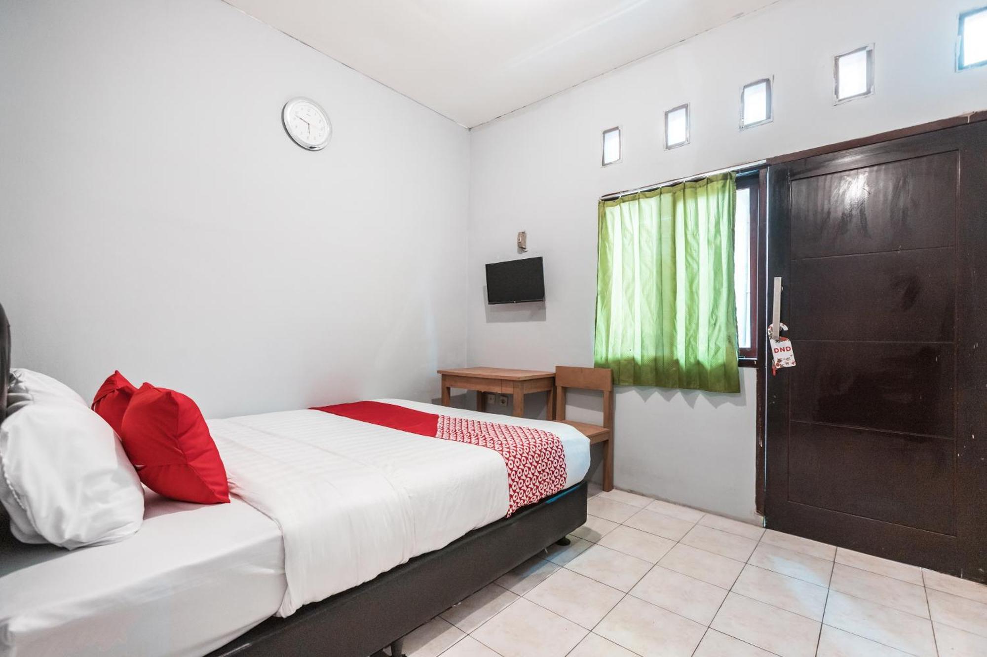 Oyo Living 1756 Amira Guest House Bekasi Exterior photo