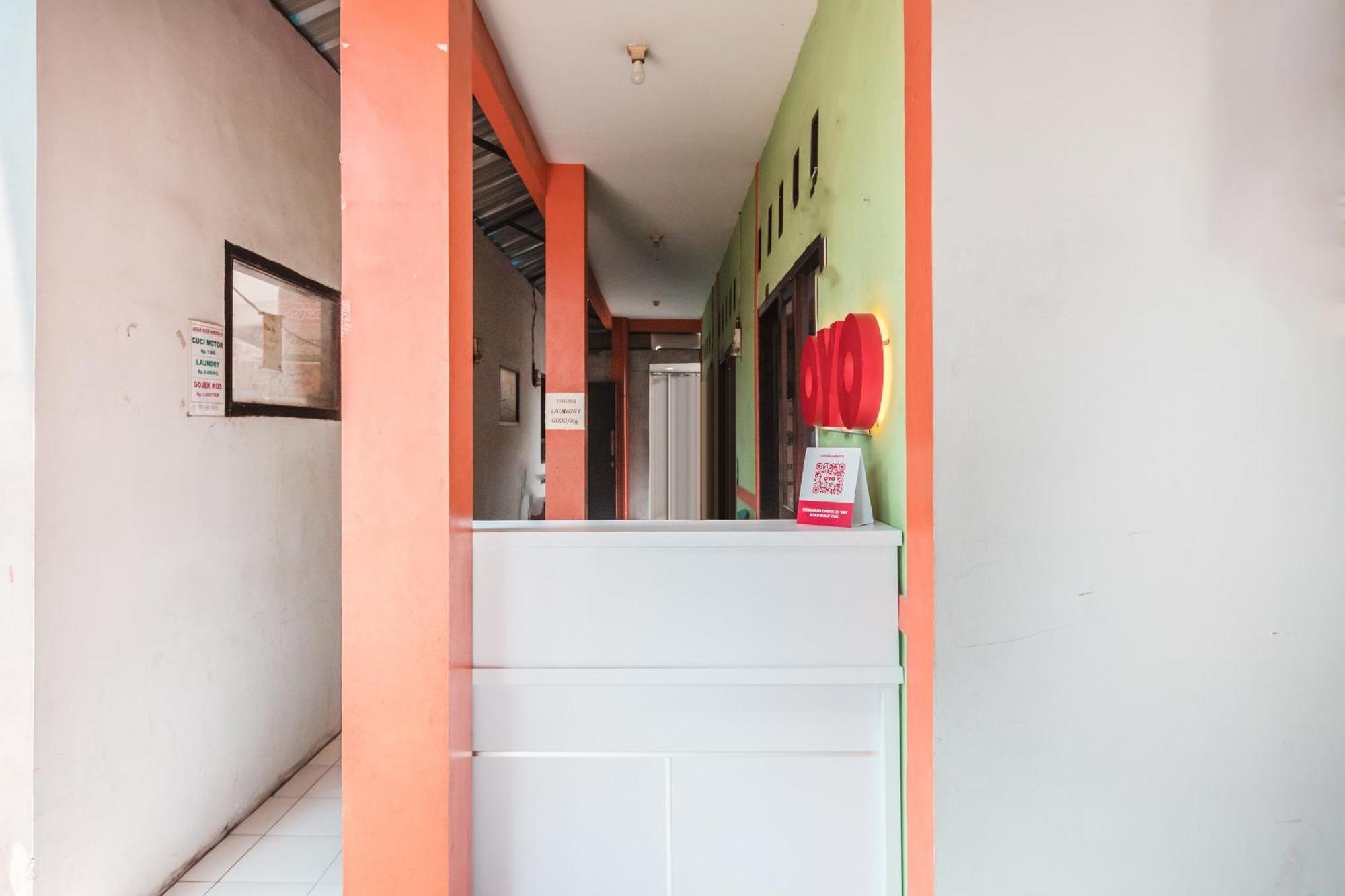 Oyo Living 1756 Amira Guest House Bekasi Exterior photo