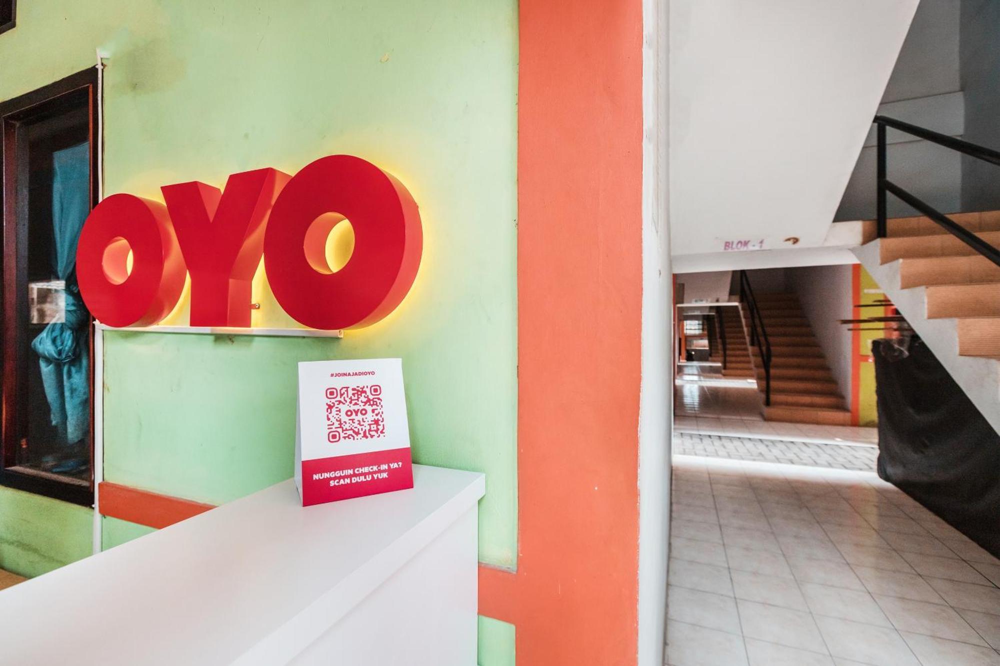 Oyo Living 1756 Amira Guest House Bekasi Exterior photo